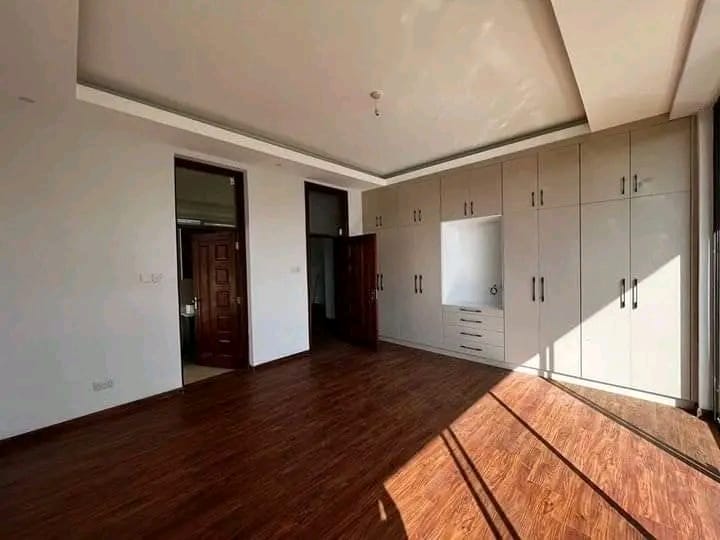 Stunning 5-bedroom villa in Membley