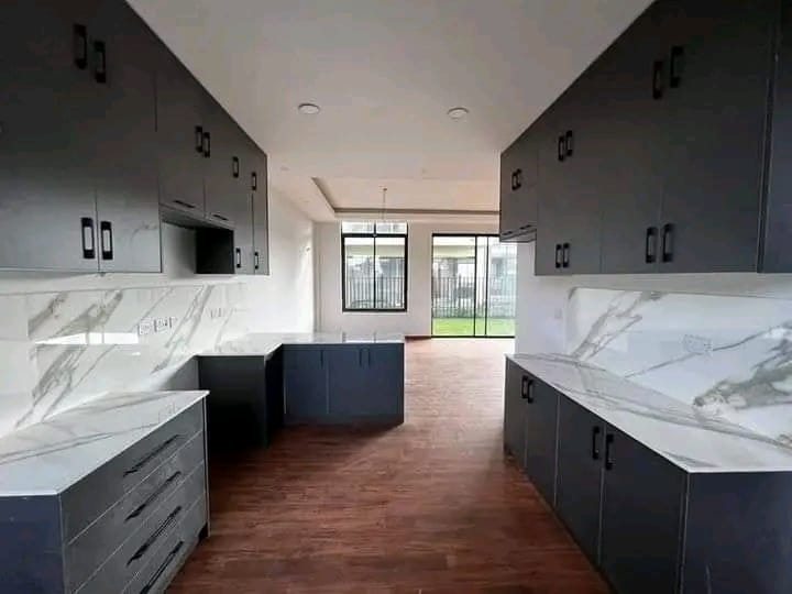 Stunning 5-bedroom villa in Membley