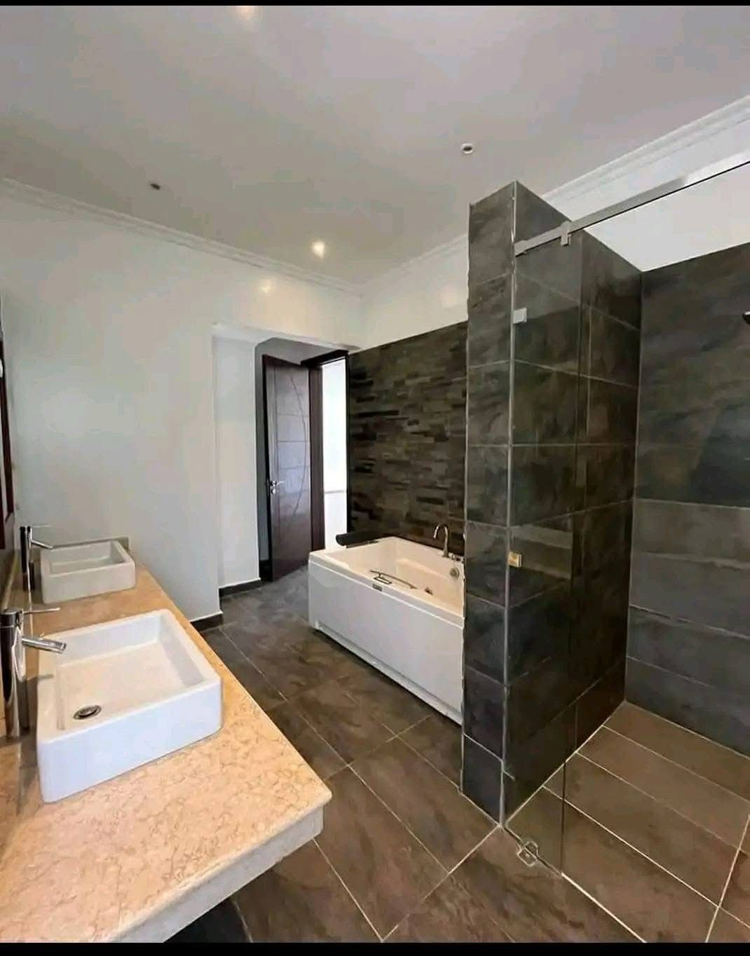 5 Bedroom Townhouse