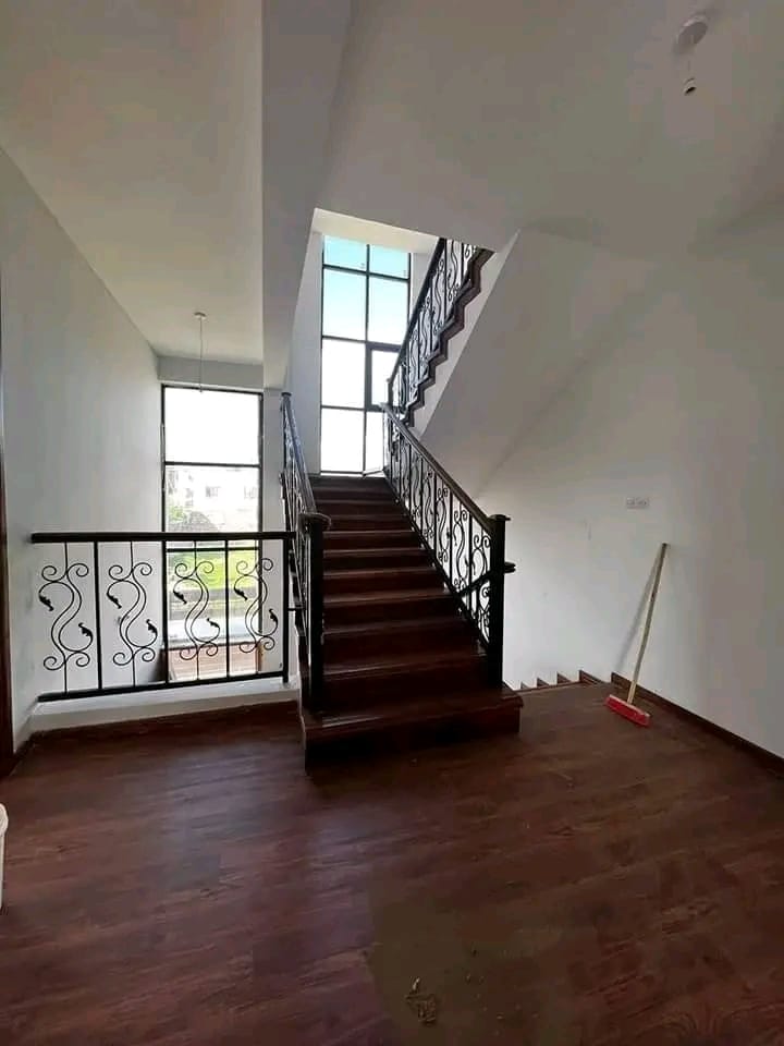 Stunning 5-bedroom villa in Membley